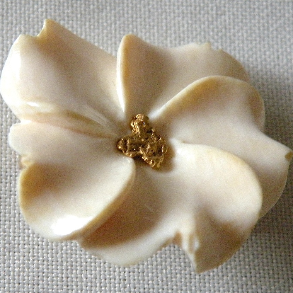 1950s Vintage Alasakan Carved White Flower Gold Nugget Center Pin - Picture 4 of 6